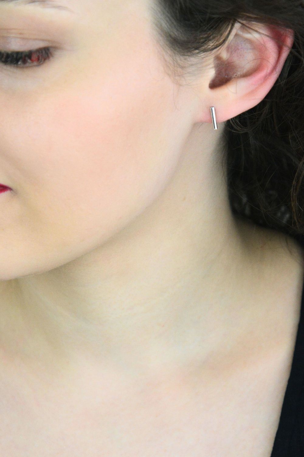 Eleganckie kolczyki damskie srebrne DIA-KLC-13845-925 o asymetrycznym designie – jeden patyczek na sztyft, drugi wiszący łańcuszek 5,5 cm. Lekkie i nowoczesne, idealne na prezent.1.jpg