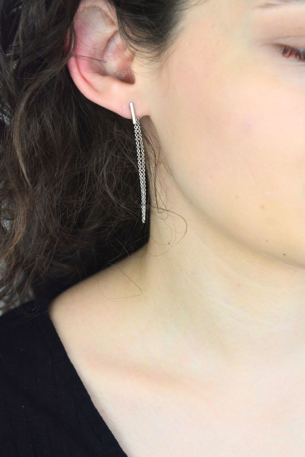 Eleganckie kolczyki damskie srebrne DIA-KLC-13845-925 o asymetrycznym designie – jeden patyczek na sztyft, drugi wiszący łańcuszek 5,5 cm. Lekkie i nowoczesne, idealne na prezent.1.jpg