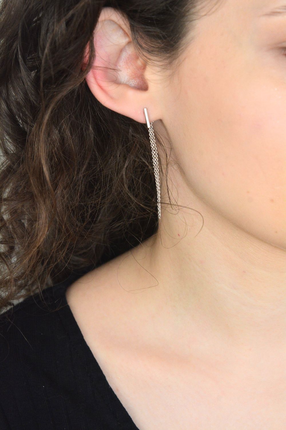 Eleganckie kolczyki damskie srebrne DIA-KLC-13845-925 o asymetrycznym designie – jeden patyczek na sztyft, drugi wiszący łańcuszek 5,5 cm. Lekkie i nowoczesne, idealne na prezent.1.jpg