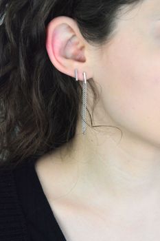 Kolczyki srebrne 925 damskie asymetryczne – patyczek i wiszący łańcuszek 5,5 cm (1).jpg