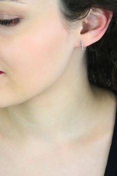 Kolczyki srebrne 925 damskie asymetryczne – patyczek i wiszący łańcuszek 5,5 cm (3).jpg