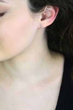 Kolczyki srebrne 925 damskie asymetryczne – patyczek i wiszący łańcuszek 5,5 cm (4).jpg