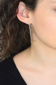 Kolczyki srebrne 925 damskie asymetryczne – patyczek i wiszący łańcuszek 5,5 cm (7).jpg