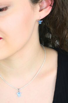 Urocze kolczyki srebrne dziecięce 925 z motywem Stitch. Lekkie, bezpieczne, z zapięciem angielskim i (3).jpg