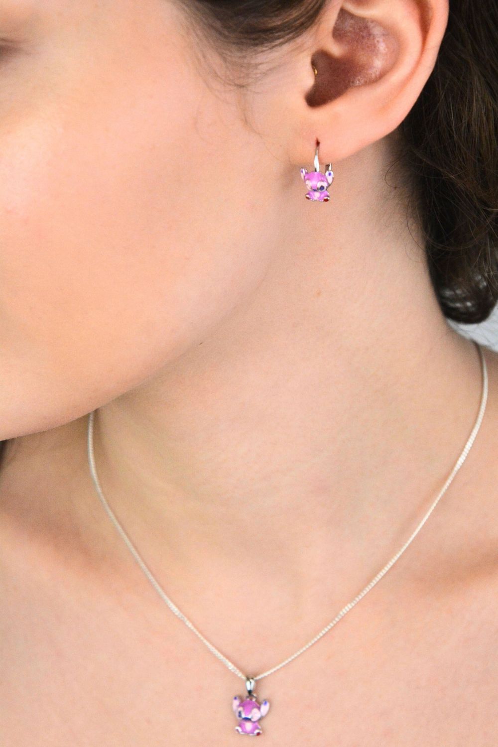 Kolczyki dziecięce srebrne Lilo i Stich DIA-KLC-13876-925 – różowa emalia, bigiel angielski.jpg