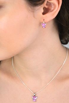 Kolczyki dziecięce Lilo 925 – srebro z różową emalią, bigiel angielski  Biżuteria dziecięca (1).jpg