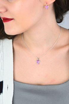 Kolczyki dziecięce Lilo 925 – srebro z różową emalią, bigiel angielski  Biżuteria dziecięca (2).jpg