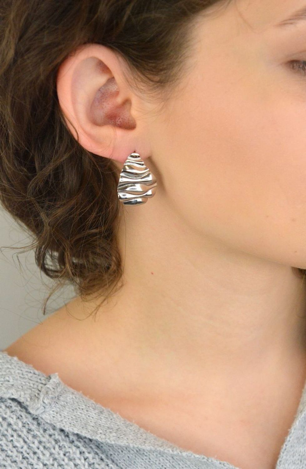 Eleganckie kolczyki srebrne próby 925 w kształcie łezki, zdobione delikatnym wzorem. Długość 3,0 cm, szerokość 2,0 cm, waga 3,70 g. Zapięcie na sztyft. Stylowe i kobiece kolczyki idealne 1.jpg