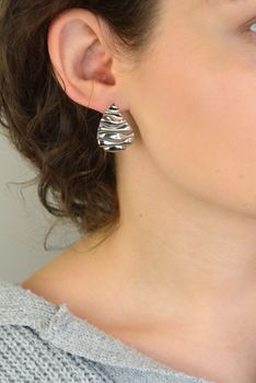 Eleganckie kolczyki srebrne próby 925 w kształcie łezki, zdobione delikatnym wzorem. Długość 3,0 cm, szerokość 2,0 cm, waga 3,70 g. Zapięcie na sztyft. Stylowe i kobiece kolczyki idealne na każdą okazję (1).JPG