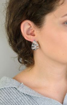 Eleganckie kolczyki srebrne próby 925 w kształcie łezki, zdobione delikatnym wzorem. Długość 3,0 cm, szerokość 2,0 cm, waga 3,70 g. Zapięcie na sztyft. Stylowe i kobiece kolczyki idealne na każdą okazję (2).JPG