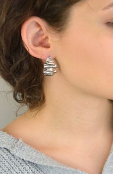 Eleganckie kolczyki srebrne próby 925 w kształcie łezki, zdobione delikatnym wzorem. Długość 3,0 cm, szerokość 2,0 cm, waga 3,70 g. Zapięcie na sztyft. Stylowe i kobiece kolczyki idealne na każdą okazję (3).JPG