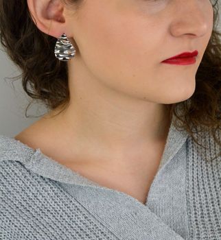 Eleganckie kolczyki srebrne próby 925 w kształcie łezki, zdobione delikatnym wzorem. Długość 3,0 cm, szerokość 2,0 cm, waga 3,70 g. Zapięcie na sztyft. Stylowe i kobiece kolczyki idealne na każdą okazję (4).JPG