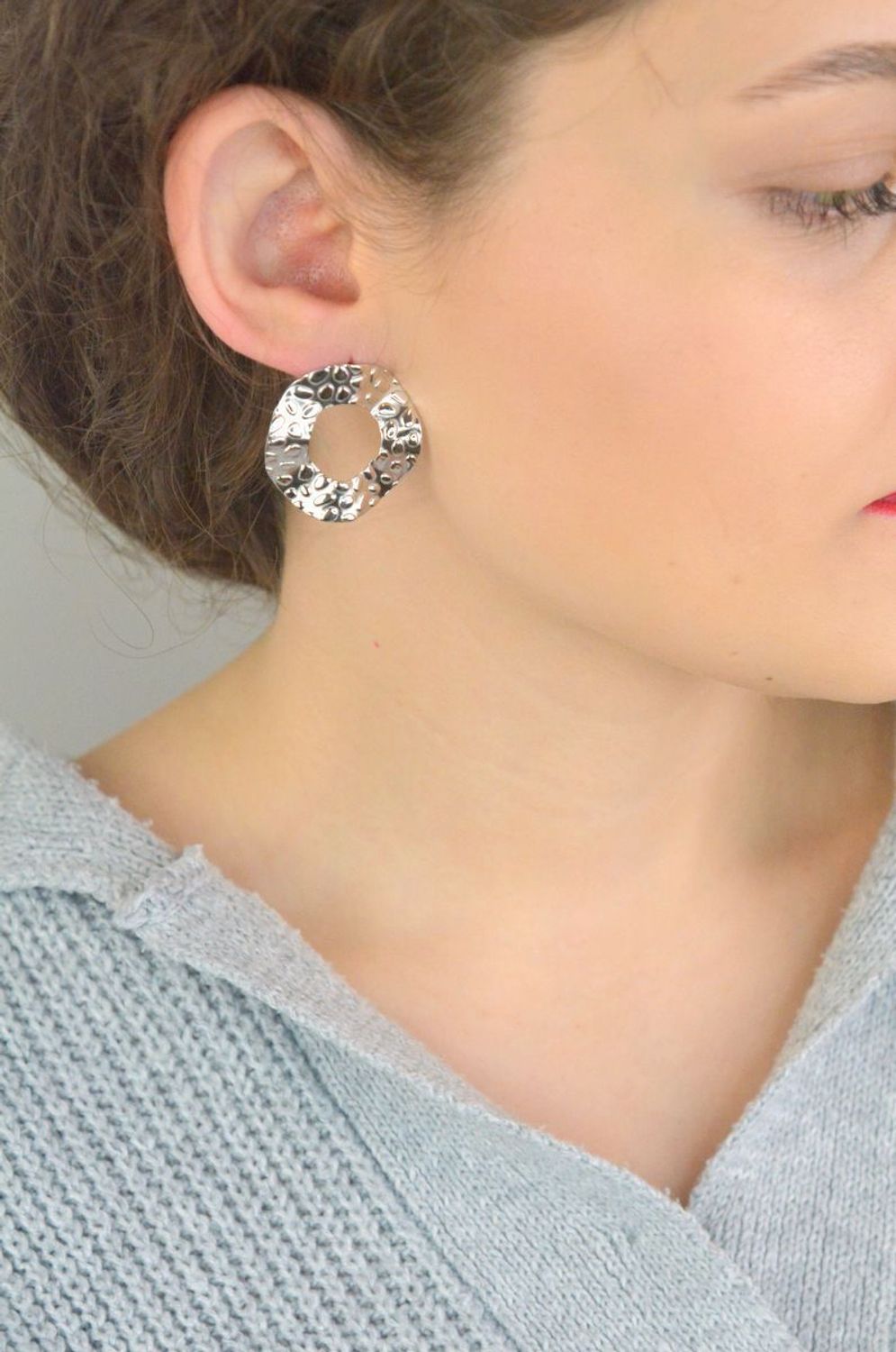 Eleganckie kolczyki srebrne próby 925 o okrągłym kształcie i nierównomiernej, zdobionej powierzchni. Model DIA-KLC-13932-925 z zapięciem na sztyft. Wielkość 3,0 cm, waga 4,90 g. 1.jpg