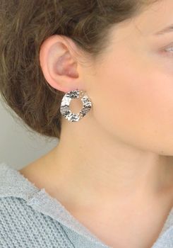 Eleganckie kolczyki srebrne próby 925 o okrągłym kształcie i nierównomiernej, zdobionej powierzchni. Model DIA-KLC-13932-925 z zapięciem na sztyft. Wielkość 3,0 cm, waga 4,90 g. Stylowe i oryginalne kolczyki dla kobiet z klasą (1).JPG