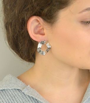 Eleganckie kolczyki srebrne próby 925 o okrągłym kształcie i nierównomiernej, zdobionej powierzchni. Model DIA-KLC-13932-925 z zapięciem na sztyft. Wielkość 3,0 cm, waga 4,90 g. Stylowe i oryginalne kolczyki dla kobiet z klasą (2).JPG