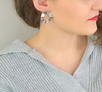 Eleganckie kolczyki srebrne próby 925 o okrągłym kształcie i nierównomiernej, zdobionej powierzchni. Model DIA-KLC-13932-925 z zapięciem na sztyft. Wielkość 3,0 cm, waga 4,90 g. Stylowe i oryginalne kolczyki dla kobiet z klasą (3).JPG