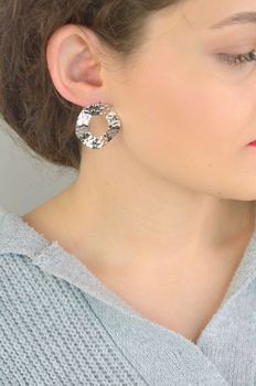 Eleganckie kolczyki srebrne próby 925 o okrągłym kształcie i nierównomiernej, zdobionej powierzchni. Model DIA-KLC-13932-925 z zapięciem na sztyft. Wielkość 3,0 cm, waga 4,90 g. Stylowe i oryginalne kolczyki dla kobiet z klasą (4).JPG