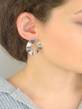 Eleganckie kolczyki srebrne próby 925 o okrągłym kształcie i nierównomiernej, zdobionej powierzchni. Model DIA-KLC-13932-925 z zapięciem na sztyft. Wielkość 3,0 cm, waga 4,90 g. Stylowe i oryginalne kolczyki dla kobiet z klasą (5).JPG