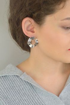 Eleganckie kolczyki srebrne próby 925 o okrągłym kształcie i nierównomiernej, zdobionej powierzchni. Model DIA-KLC-13932-925 z zapięciem na sztyft. Wielkość 3,0 cm, waga 4,90 g. Stylowe i oryginalne kolczyki dla kobiet z klasą.JPG