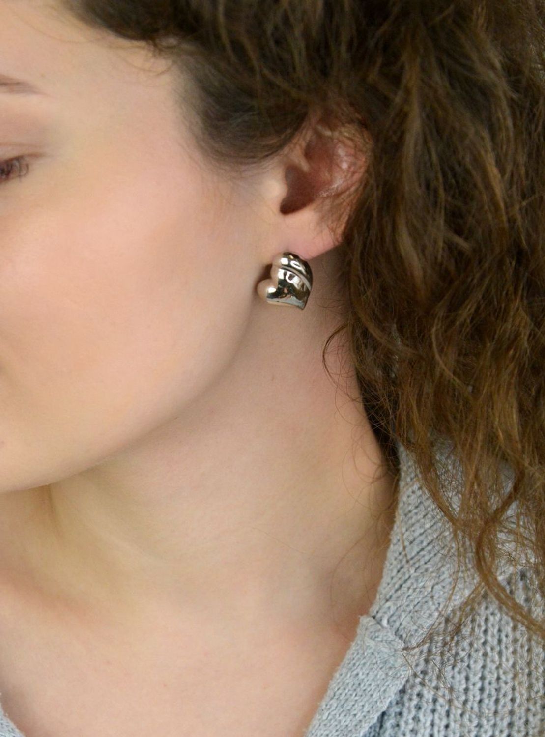 Kolczyki srebrne próby 925 w kształcie gładkich serc. Model DIA-KLC-13933-925 z zapięciem na sztyft. Wielkość 2,0 cm x 2,0 cm, waga 2,60 g. Subtelne i eleganckie kolczyki, idealne na 1.jpg