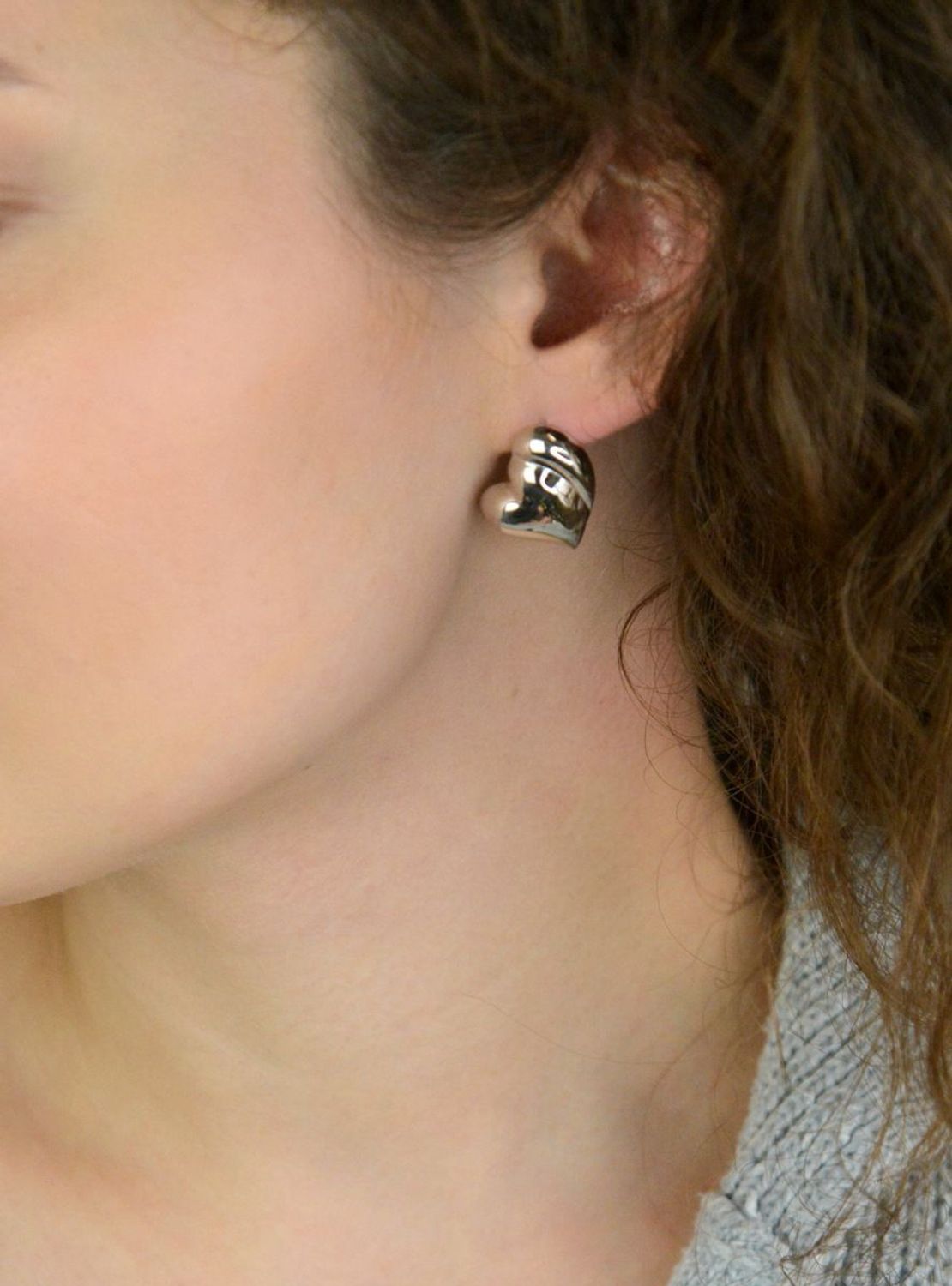 Kolczyki srebrne próby 925 w kształcie gładkich serc. Model DIA-KLC-13933-925 z zapięciem na sztyft. Wielkość 2,0 cm x 2,0 cm, waga 2,60 g. Subtelne i eleganckie kolczyki, idealne na 1.jpg