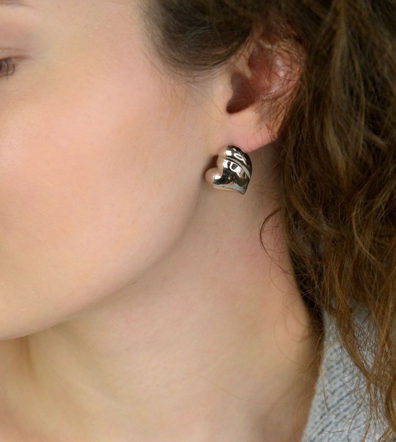 Kolczyki srebrne próby 925 w kształcie gładkich serc. Model DIA-KLC-13933-925 z zapięciem na sztyft. Wielkość 2,0 cm x 2,0 cm, waga 2,60 g. Subtelne i eleganckie kolczyki, idealne na 1.jpg