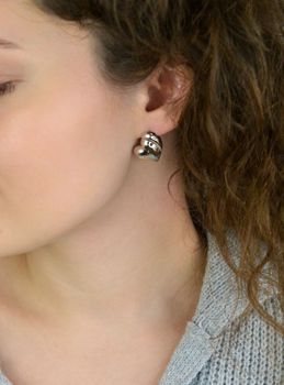 Kolczyki srebrne próby 925 w kształcie gładkich serc. Model DIA-KLC-13933-925 z zapięciem na sztyft. Wielkość 2,0 cm x 2,0 cm, waga 2,60 g. Subtelne i eleganckie kolczyki, idealne na co dzień i jako prezent (1).JPG