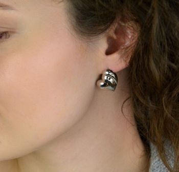 Kolczyki srebrne próby 925 w kształcie gładkich serc. Model DIA-KLC-13933-925 z zapięciem na sztyft. Wielkość 2,0 cm x 2,0 cm, waga 2,60 g. Subtelne i eleganckie kolczyki, idealne na co dzień i jako prezent (2).JPG