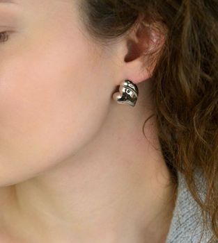 Kolczyki srebrne próby 925 w kształcie gładkich serc. Model DIA-KLC-13933-925 z zapięciem na sztyft. Wielkość 2,0 cm x 2,0 cm, waga 2,60 g. Subtelne i eleganckie kolczyki, idealne na co dzień i jako prezent (4).JPG