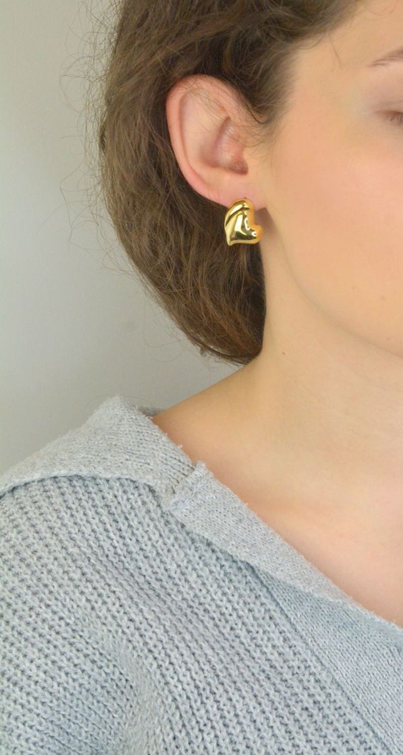 Kolczyki pozłacane ze srebra próby 925 w kształcie gładkich serc. Model DIA-KLC-13933Z-925 z zapięciem na sztyft. Wielkość 2,0 cm, waga 2,60 g. Eleganckie, klasyczne kolczyki w złotym1.jpg