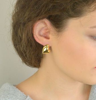 Kolczyki pozłacane ze srebra próby 925 w kształcie gładkich serc. Model DIA-KLC-13933Z-925 z zapięciem na sztyft. Wielkość 2,0 cm, waga 2,60 g. Eleganckie, klasyczne kolczyki w złotym odcieniu – idealne na co dzień i na prezen (3).JPG