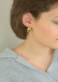 Kolczyki pozłacane ze srebra próby 925 w kształcie gładkich serc. Model DIA-KLC-13933Z-925 z zapięciem na sztyft. Wielkość 2,0 cm, waga 2,60 g. Eleganckie, klasyczne kolczyki w złotym odcieniu – idealne na co dzień i na prezen (4).JPG