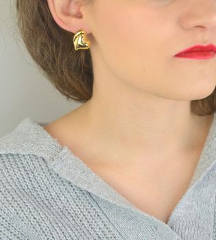 Kolczyki pozłacane ze srebra próby 925 w kształcie gładkich serc. Model DIA-KLC-13933Z-925 z zapięciem na sztyft. Wielkość 2,0 cm, waga 2,60 g. Eleganckie, klasyczne kolczyki w złotym odcieniu – idealne na co dzień i na prezen (5).JPG