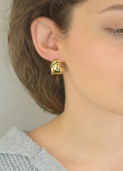 Kolczyki pozłacane ze srebra próby 925 w kształcie gładkich serc. Model DIA-KLC-13933Z-925 z zapięciem na sztyft. Wielkość 2,0 cm, waga 2,60 g. Eleganckie, klasyczne kolczyki w złotym odcieniu – idealne na co dzień i na prezen (9).JPG