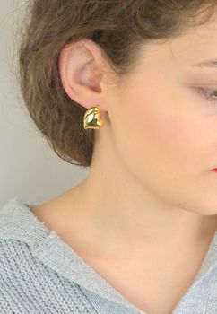 Kolczyki pozłacane ze srebra próby 925 w kształcie gładkich serc. Model DIA-KLC-13933Z-925 z zapięciem na sztyft. Wielkość 2,0 cm, waga 2,60 g. Eleganckie, klasyczne kolczyki w złotym odcieniu – idealne na co dzień i na prezen.JPG