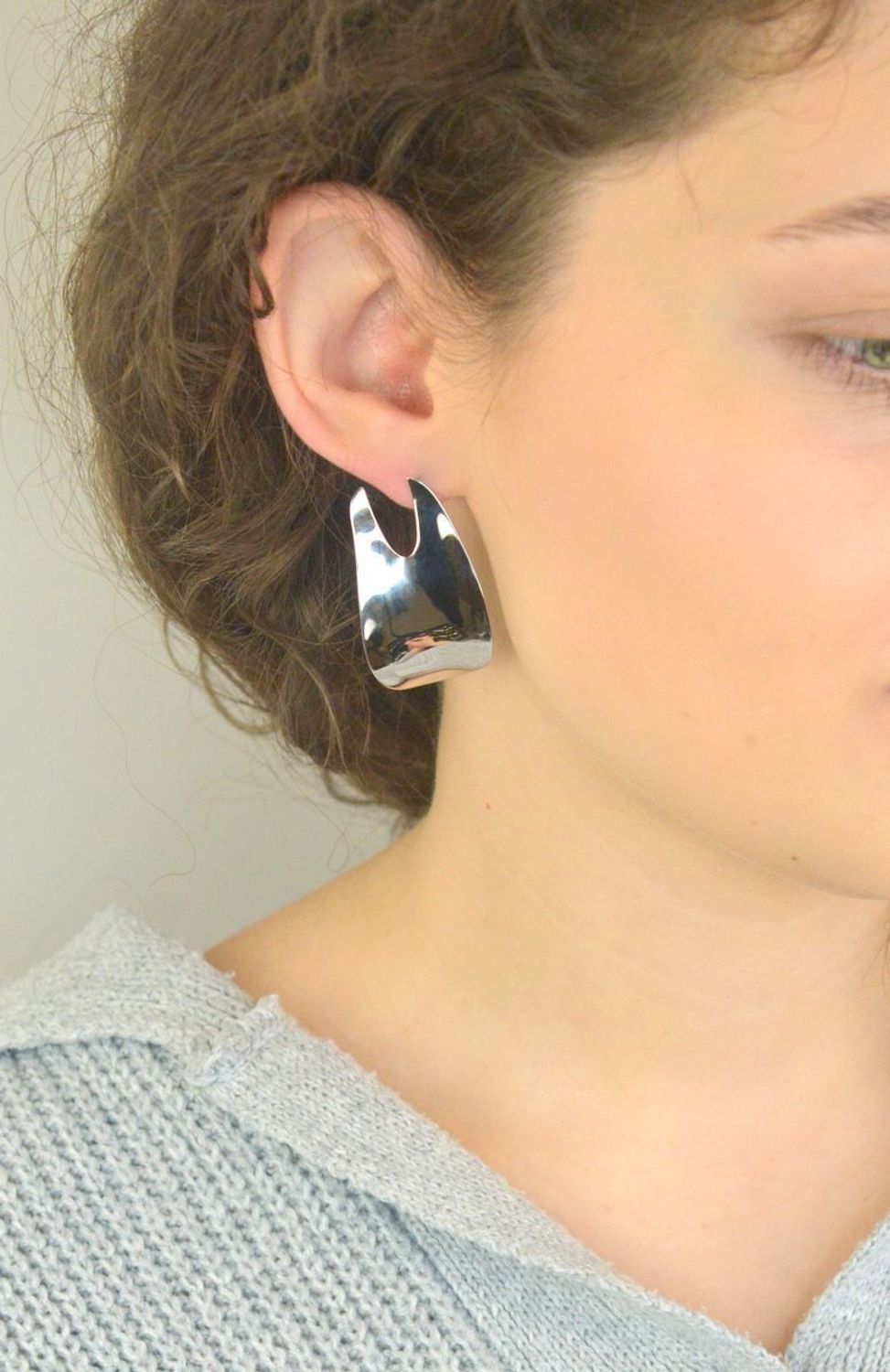 Nowoczesne kolczyki srebrne próby 925 o geometrycznym kształcie. Model DIA-KLC-13935-925 – duże, gładkie kolczyki z zapięciem na sztyft. Długość 4,3 cm, szerokość 2,5 cm. Stylowe, eleganckie i 1.jpg