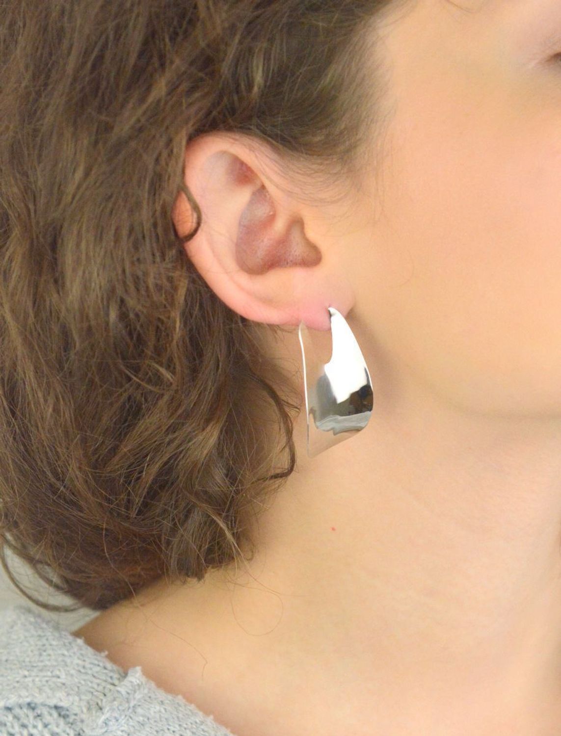 Nowoczesne kolczyki srebrne próby 925 o geometrycznym kształcie. Model DIA-KLC-13935-925 – duże, gładkie kolczyki z zapięciem na sztyft. Długość 4,3 cm, szerokość 2,5 cm. Stylowe, eleganckie i 1.jpg