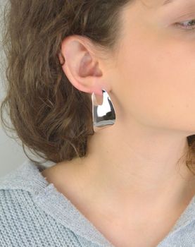 Nowoczesne kolczyki srebrne próby 925 o geometrycznym kształcie. Model DIA-KLC-13935-925 – duże, gładkie kolczyki z zapięciem na sztyft. Długość 4,3 cm, szerokość 2,5 cm. Stylowe, eleganckie i pełne charakteru (1).JPG