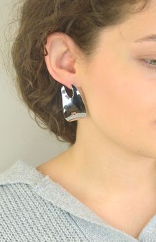 Nowoczesne kolczyki srebrne próby 925 o geometrycznym kształcie. Model DIA-KLC-13935-925 – duże, gładkie kolczyki z zapięciem na sztyft. Długość 4,3 cm, szerokość 2,5 cm. Stylowe, eleganckie i pełne charakteru (2).JPG