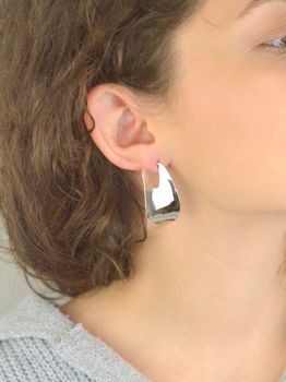 Nowoczesne kolczyki srebrne próby 925 o geometrycznym kształcie. Model DIA-KLC-13935-925 – duże, gładkie kolczyki z zapięciem na sztyft. Długość 4,3 cm, szerokość 2,5 cm. Stylowe, eleganckie i pełne charakteru (3).JPG