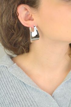 Nowoczesne kolczyki srebrne próby 925 o geometrycznym kształcie. Model DIA-KLC-13935-925 – duże, gładkie kolczyki z zapięciem na sztyft. Długość 4,3 cm, szerokość 2,5 cm. Stylowe, eleganckie i pełne charakteru (5).JPG