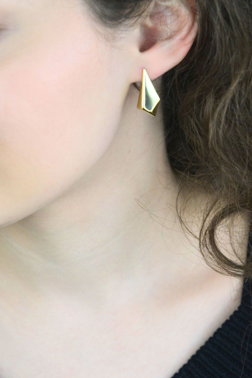 Kolczyki srebrne pozłacane próby 925 w geometrycznym kształcie. Model DIA-KLC-13937Z-925, długość 2,5 cm, szerokość 1,3 cm, waga 2,21 g. Elegancki dodatek z zapięciem na sztyft, idealny 1.jpg