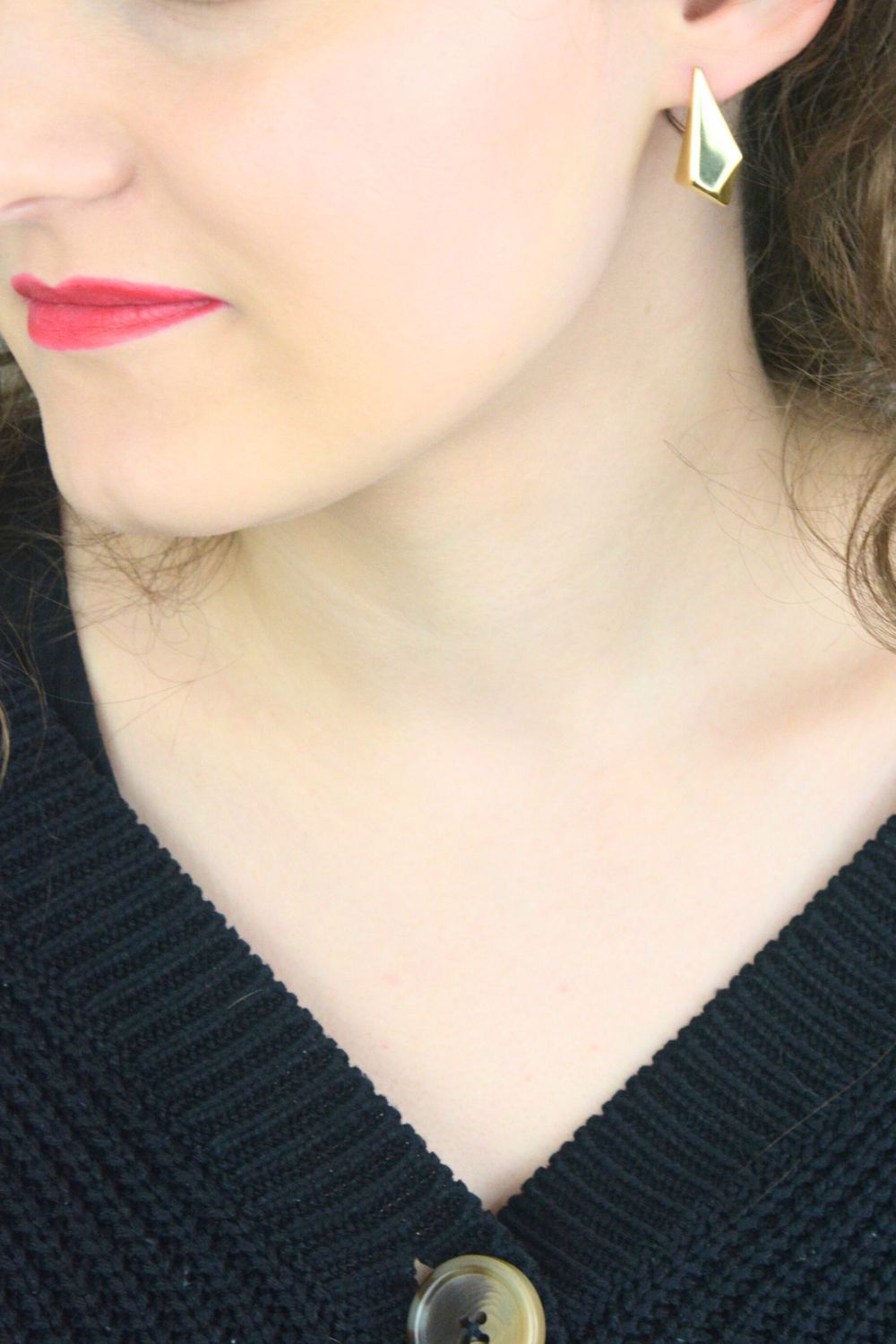 Kolczyki srebrne pozłacane próby 925 w geometrycznym kształcie. Model DIA-KLC-13937Z-925, długość 2,5 cm, szerokość 1,3 cm, waga 2,21 g. Elegancki dodatek z zapięciem na sztyft, idealny 1.jpg