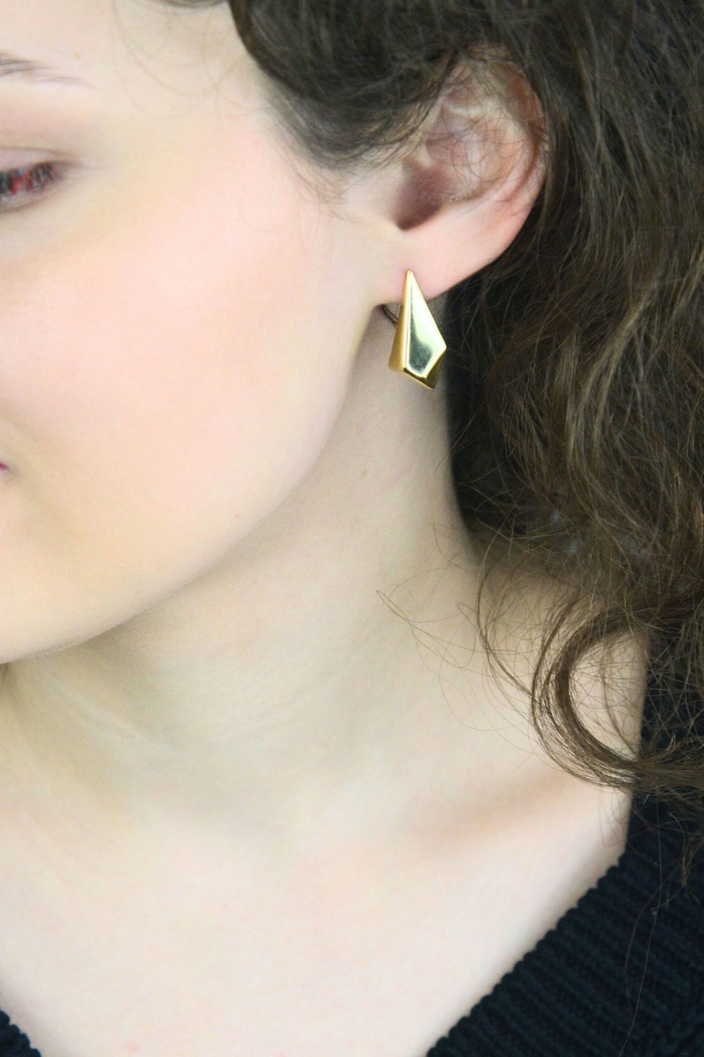 Kolczyki srebrne pozłacane próby 925 w geometrycznym kształcie. Model DIA-KLC-13937Z-925, długość 2,5 cm, szerokość 1,3 cm, waga 2,21 g. Elegancki dodatek z zapięciem na sztyft, idealny 1.jpg