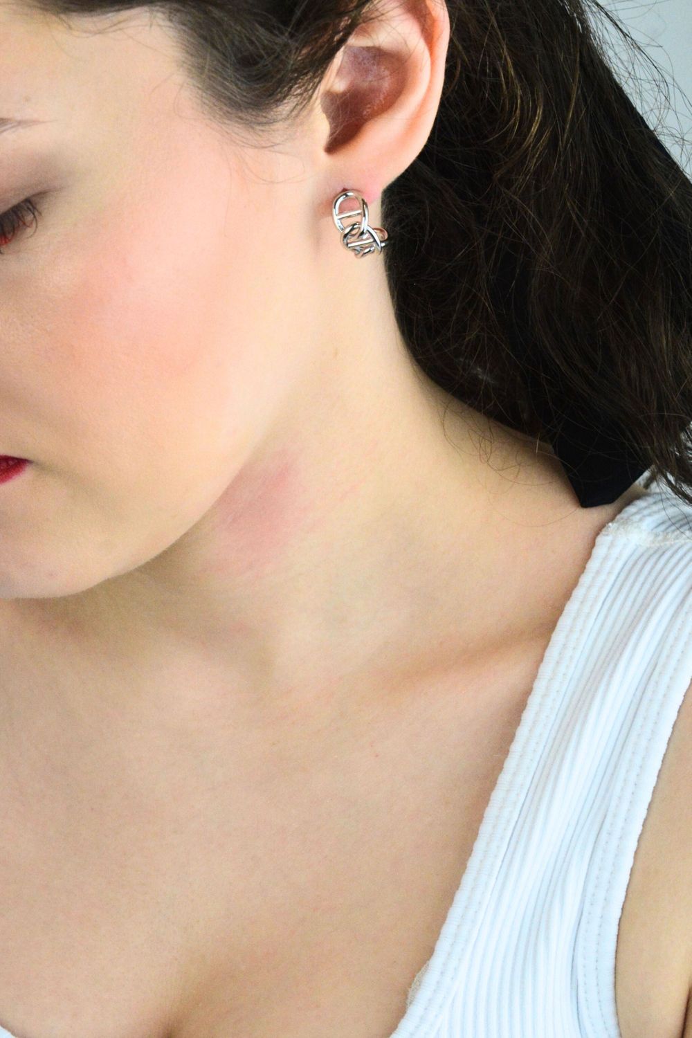 Srebrne kolczyki damskie 925 półkola zdobione wzorem DIA-KLC-13938-925.jpg