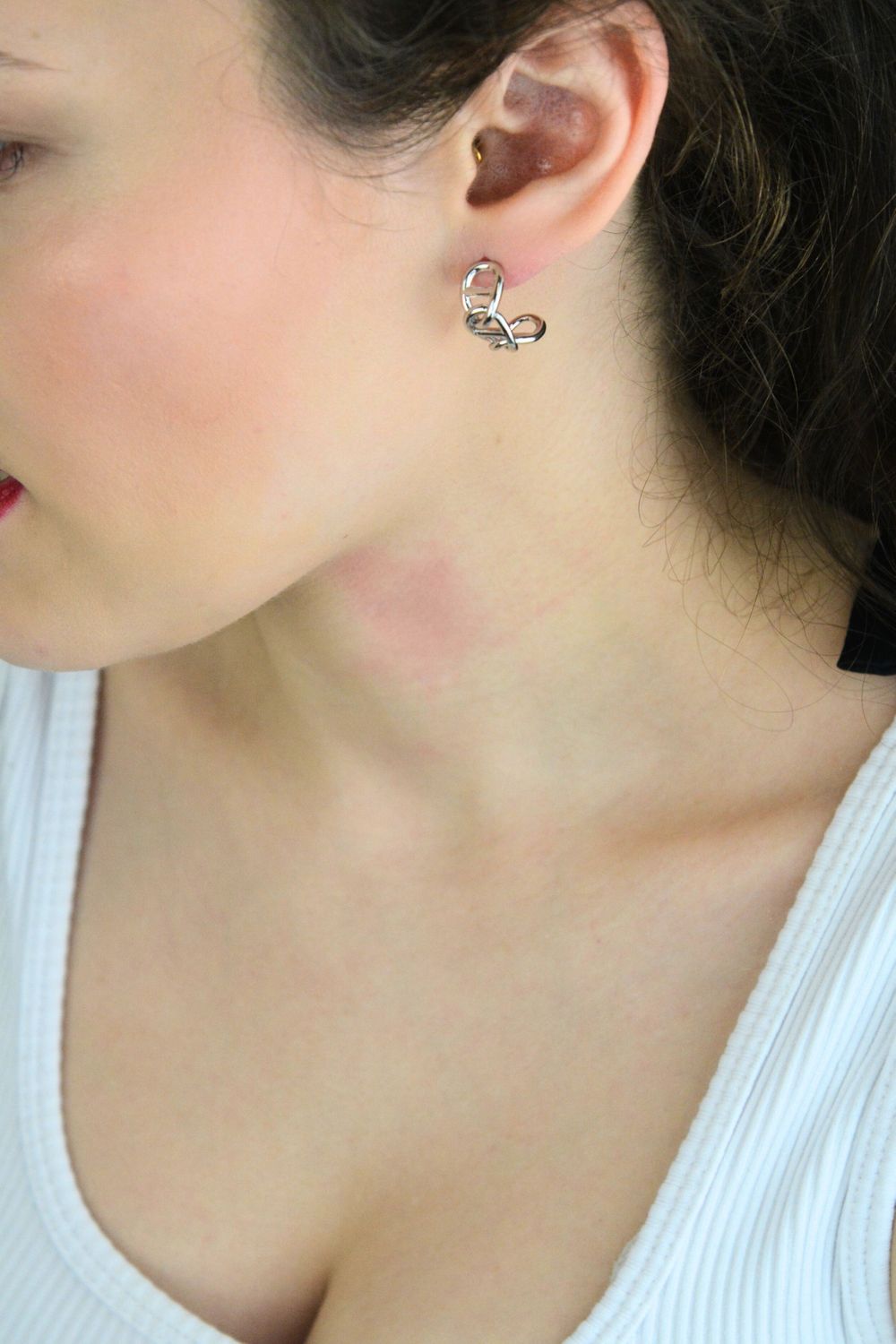 Srebrne kolczyki damskie 925 półkola zdobione wzorem DIA-KLC-13938-925.jpg