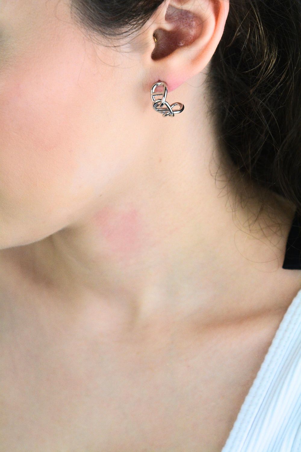 Srebrne kolczyki damskie 925 półkola zdobione wzorem DIA-KLC-13938-925.jpg