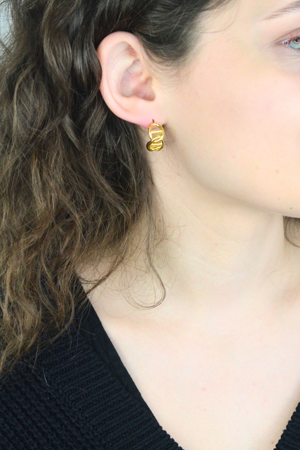 Srebrne pozłacane kolczyki damskie 925 półkola zdobione wzorem DIA-KLC-13938Z-925.jpg