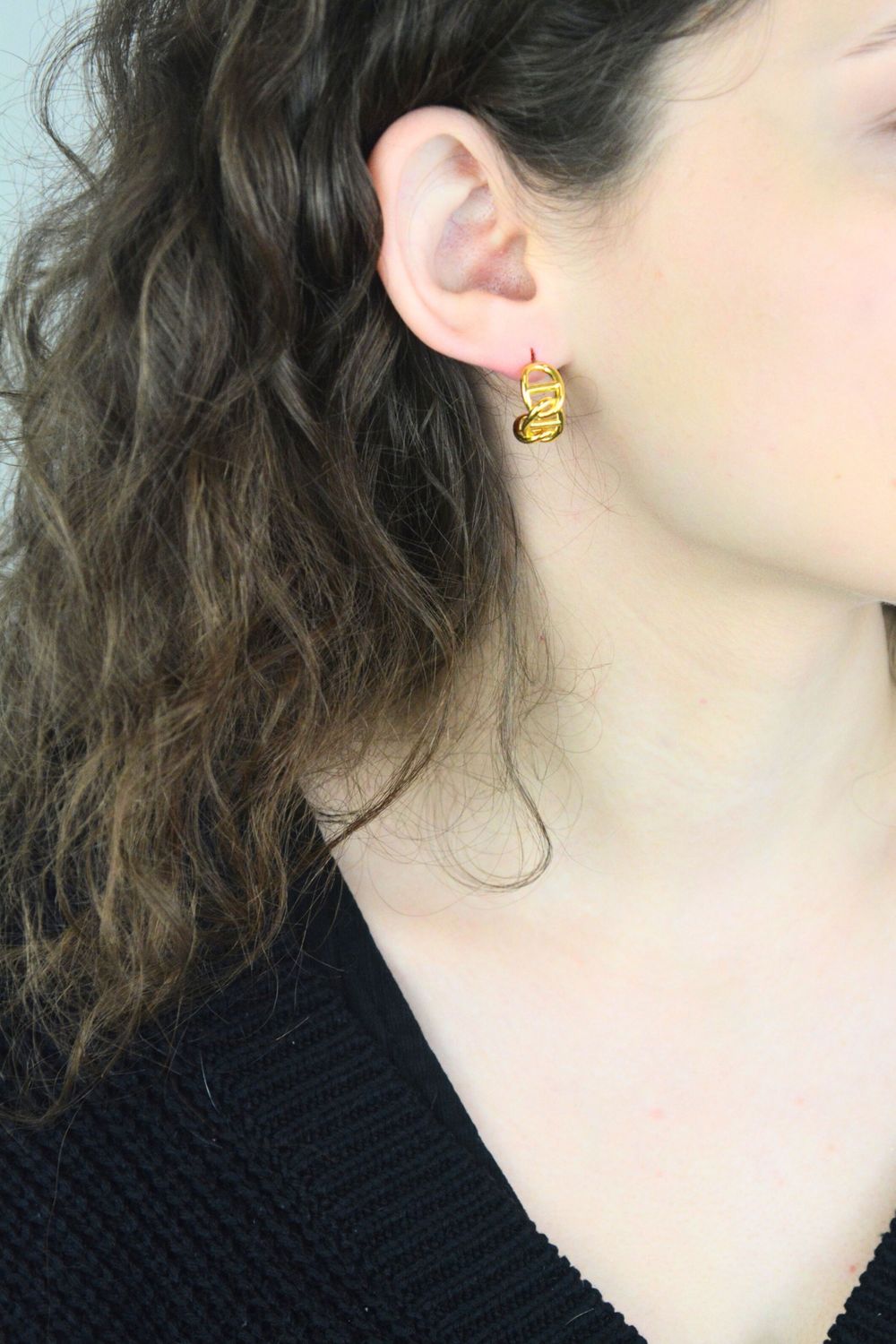 Srebrne pozłacane kolczyki damskie 925 półkola zdobione wzorem DIA-KLC-13938Z-925.jpg