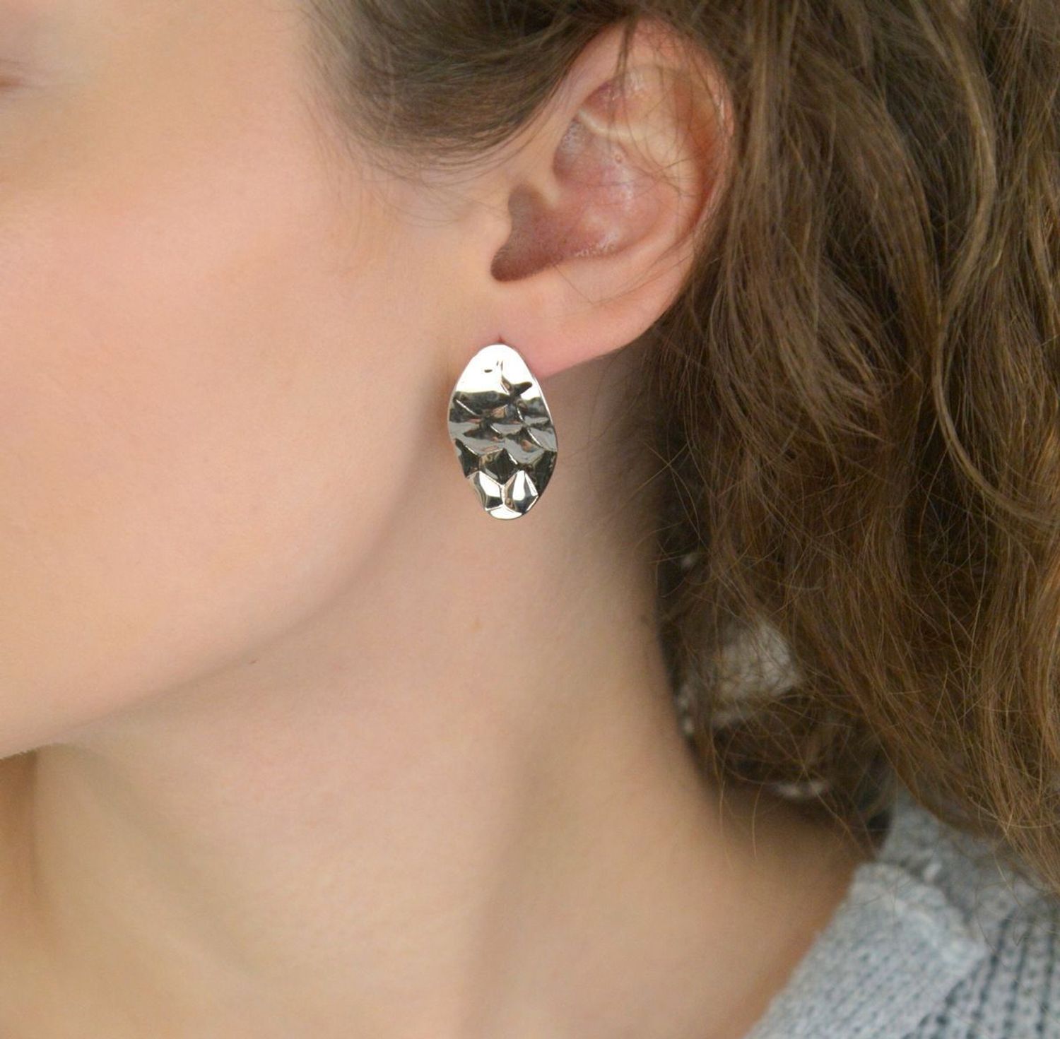 Eleganckie kolczyki damskie ze srebra próby 925 o owalnym kształcie i ozdobnym wzorze. Model DIA-KLC-13940-925 z zapięciem na sztyft. Długość 2,9 cm, szerokość 1,5 cm, waga 3,20 g. 1.jpg